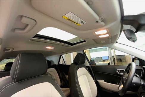 Used 2023 Hyundai Venue SEL image 12