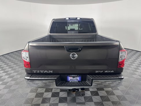 Used 2017 Nissan Titan SV image 5