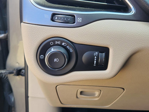 Used 2019 Jeep Cherokee Latitude w/ Cold Weather Group image 19