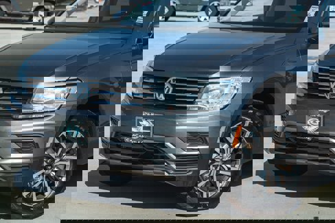 Used 2019 Volkswagen Tiguan SE w/ Panoramic Sunroof Package image 2