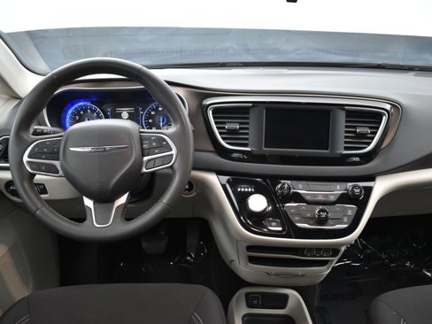 Used 2022 Chrysler Voyager LX image 13