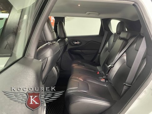 Used 2022 Jeep Cherokee Trailhawk image 20