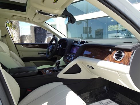 Used 2021 Bentley Bentayga image 29