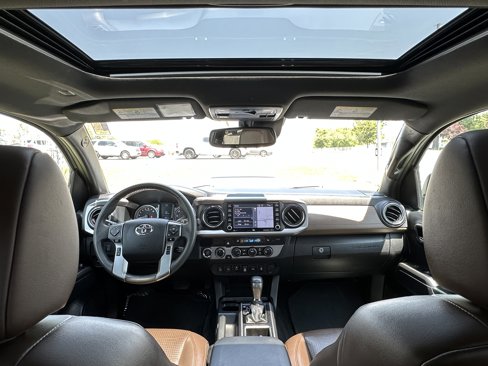 Used 2020 Toyota Tacoma Limited image 27