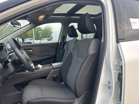 Used 2021 Nissan Rogue SV image 12