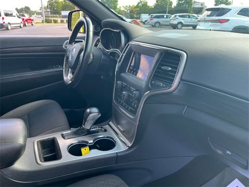 Used 2020 Jeep Grand Cherokee Laredo image 32