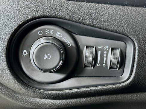 Used 2018 Jeep Renegade Latitude image 16
