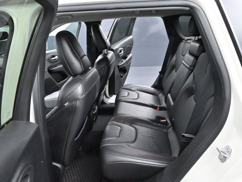 Used 2019 Jeep Cherokee Trailhawk image 29