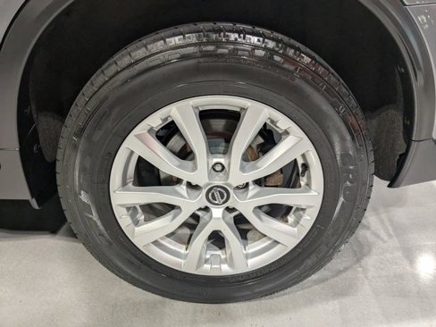 Used 2018 Nissan Rogue SV image 17