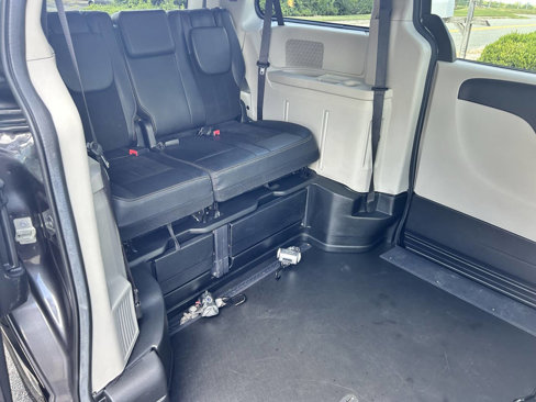 Used 2019 Dodge Grand Caravan SXT image 8