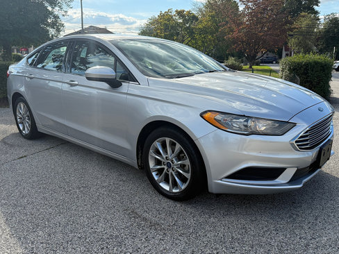 Used 2017 Ford Fusion SE image 2