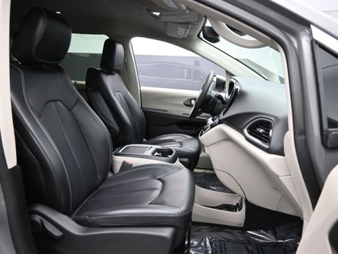 Used 2023 Chrysler Pacifica Touring-L image 33