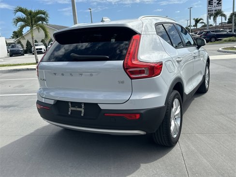 Used 2022 Volvo XC40 T4 Momentum image 6