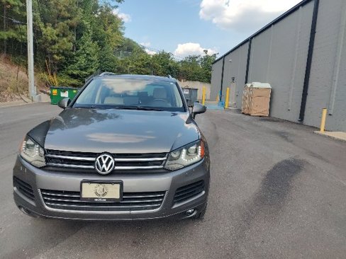 Used 2012 Volkswagen Touareg TDI image 7