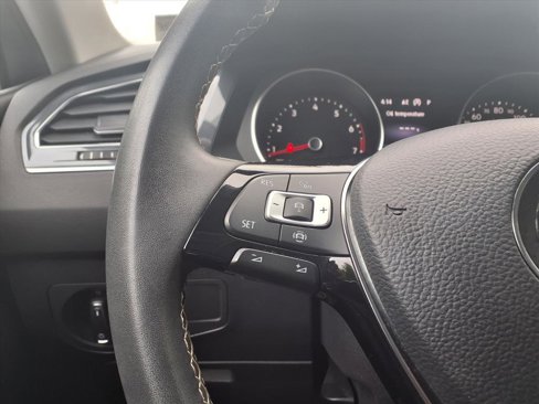 Used 2021 Volkswagen Tiguan SE image 17