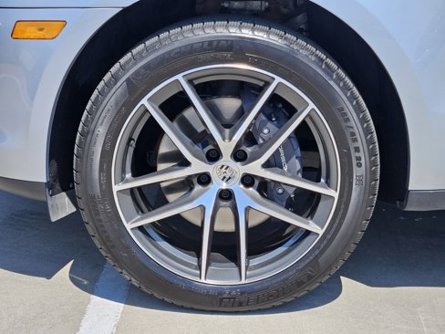 Certified 2025 Porsche Macan image 14