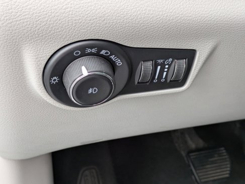 Used 2023 Jeep Compass Limited image 15