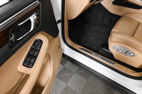 Certified 2022 Porsche Macan image 8