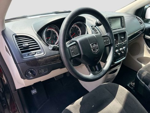 Used 2018 Dodge Grand Caravan SE w/ UConnect Hands-Free Group image 10