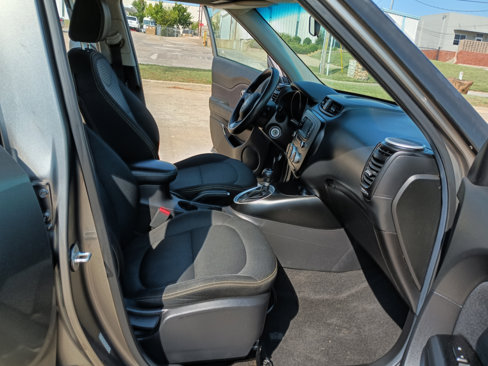 Used 2016 Kia Soul + image 19