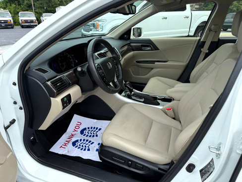 Used 2017 Honda Accord Touring image 9