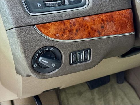 Used 2016 Chrysler Town & Country Touring image 13