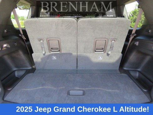 New 2025 Jeep Grand Cherokee L Laredo image 16