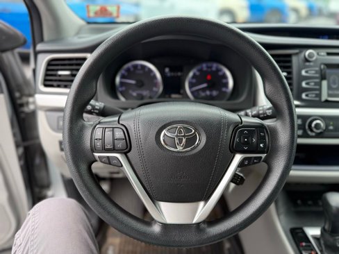 Used 2019 Toyota Highlander LE image 5
