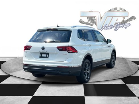 Used 2022 Volkswagen Tiguan SE image 3