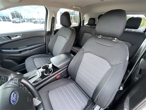 Used 2018 Ford Edge SE image 16
