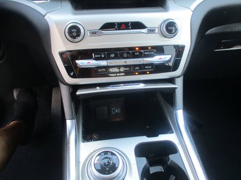 Used 2022 Ford Explorer XLT w/ Equipment Group 202A image 9