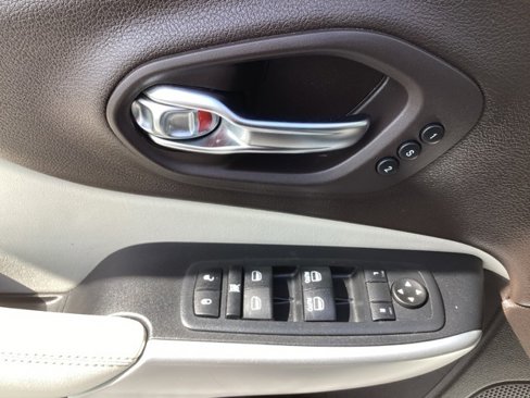 Used 2017 Jeep Cherokee Overland w/ Technology Group image 14