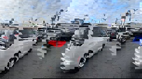 Used 2017 Chrysler Pacifica Touring image 3