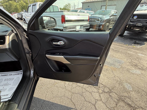 Used 2018 Jeep Cherokee Latitude w/ Altitude Package image 25
