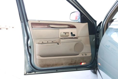 Used 2005 Lincoln Town Car Signature Limited image 15