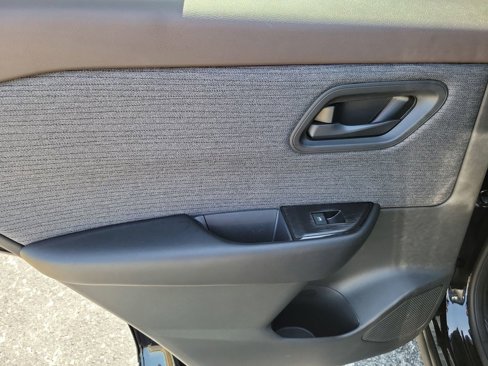Used 2023 Nissan Rogue S image 16