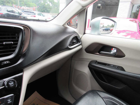 Used 2017 Chrysler Pacifica Touring-L image 17