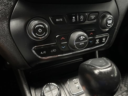 Used 2022 Jeep Cherokee Trailhawk image 22