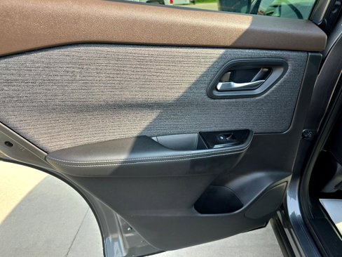 Used 2023 Nissan Rogue SV image 15