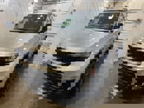 New 2025 Jeep Grand Cherokee L Altitude image 4