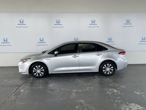 Used 2021 Toyota Corolla LE image 3