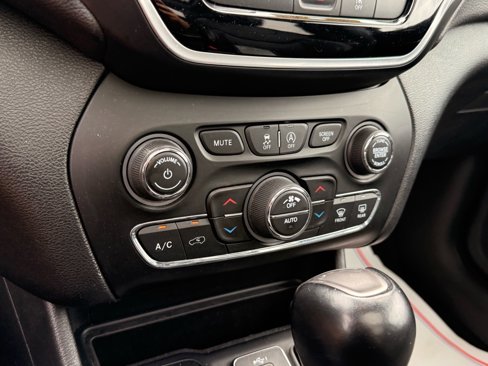 Used 2022 Jeep Cherokee Limited image 20