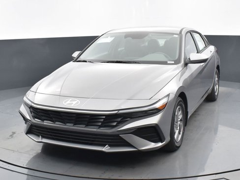 Used 2025 Hyundai Elantra SE image 9