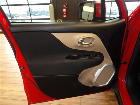 Used 2015 Jeep Renegade Latitude w/ Popular Equipment Group image 23