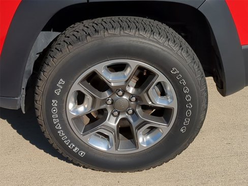 Used 2019 Jeep Cherokee Trailhawk w/ Cold Weather Group image 10