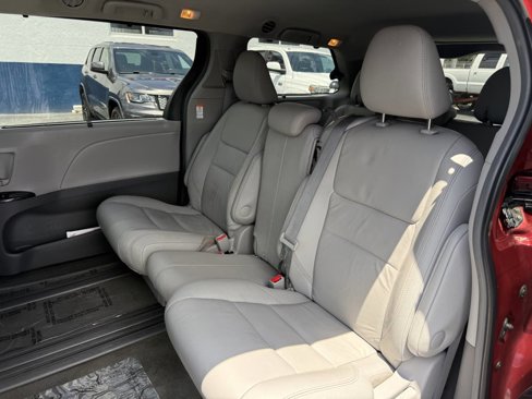 Used 2017 Toyota Sienna XLE image 15