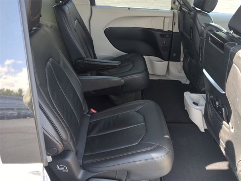 Used 2018 Chrysler Pacifica Touring-L Plus image 15