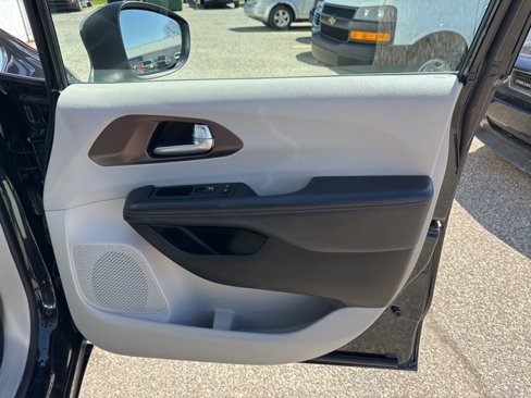 Used 2017 Chrysler Pacifica Touring image 38