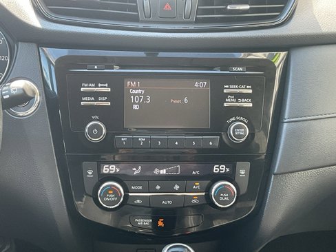Used 2017 Nissan Rogue SV image 13