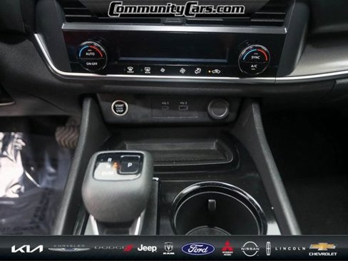 Used 2023 Nissan Rogue SV image 16